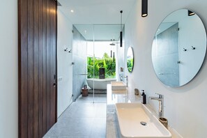 อ่างอาบน้ำและฝักบัวแยกจากกัน, อ่างอาบน้ำแบบแช่ตัว