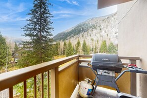 Property grounds - Chic mtn-view condo near golf & Nordic center with pool, hot tub, game room (Vail)