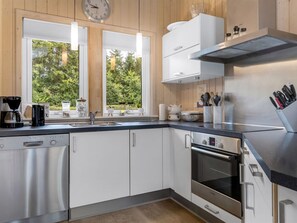 Kjøleskap, mikrobølgeovn, ovn og oppvaskmaskin