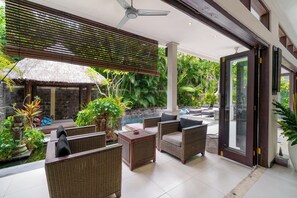 薄型テレビ、DVD プレーヤー