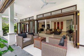 薄型テレビ、DVD プレーヤー