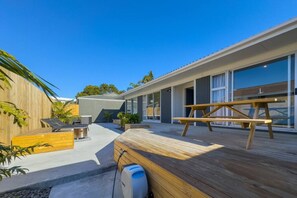 Outdoor dining - Tranquil Retreat in Red Beach (Red Beach)