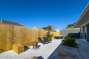 Outdoor spa tub - Tranquil Retreat in Red Beach (Red Beach)