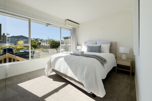 3 bedrooms, iron/ironing board, WiFi, bed sheets - Tranquil Retreat in Red Beach (Red Beach)