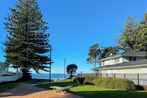 Property grounds - Tranquil Retreat in Red Beach (Red Beach)