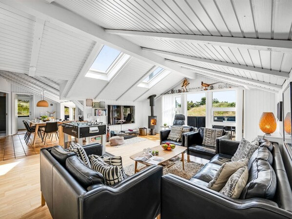 Télévision, cheminée, baby-foot