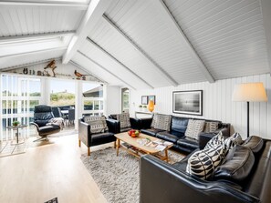 Télévision, cheminée, baby-foot