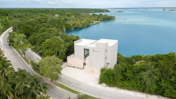 Vista frontal de la propiedad