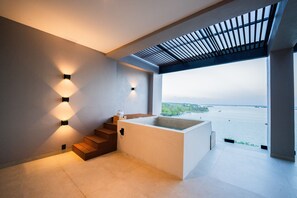 Master Suite with Private Heated Pool. | Private spa tub