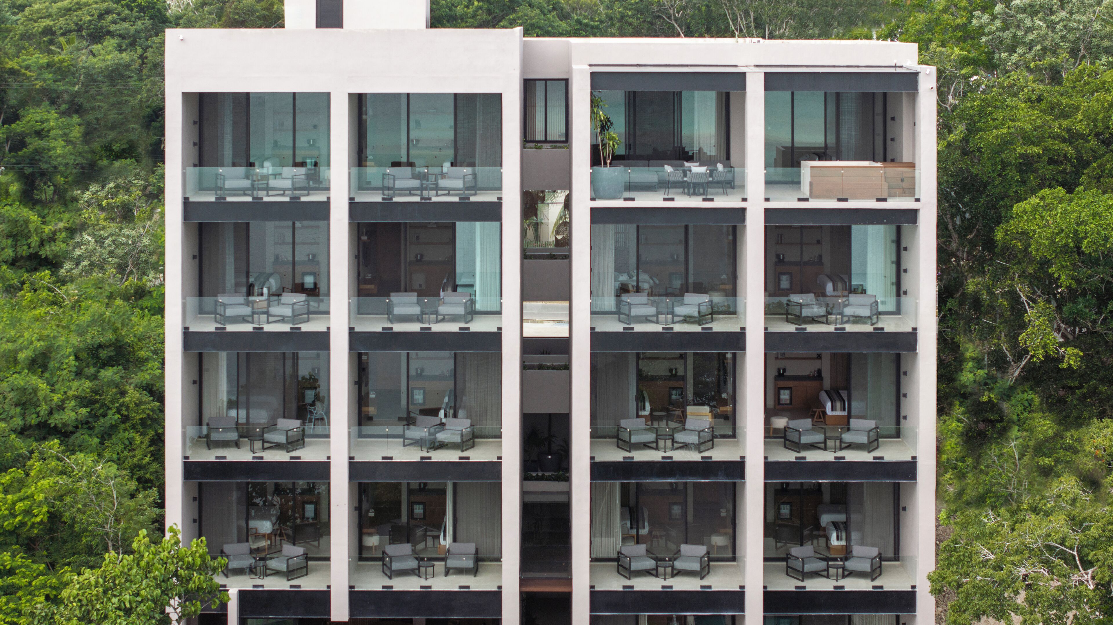 Een meerlaags hotel met balkons, grote ramen en een modern architectonisch ontwerp.