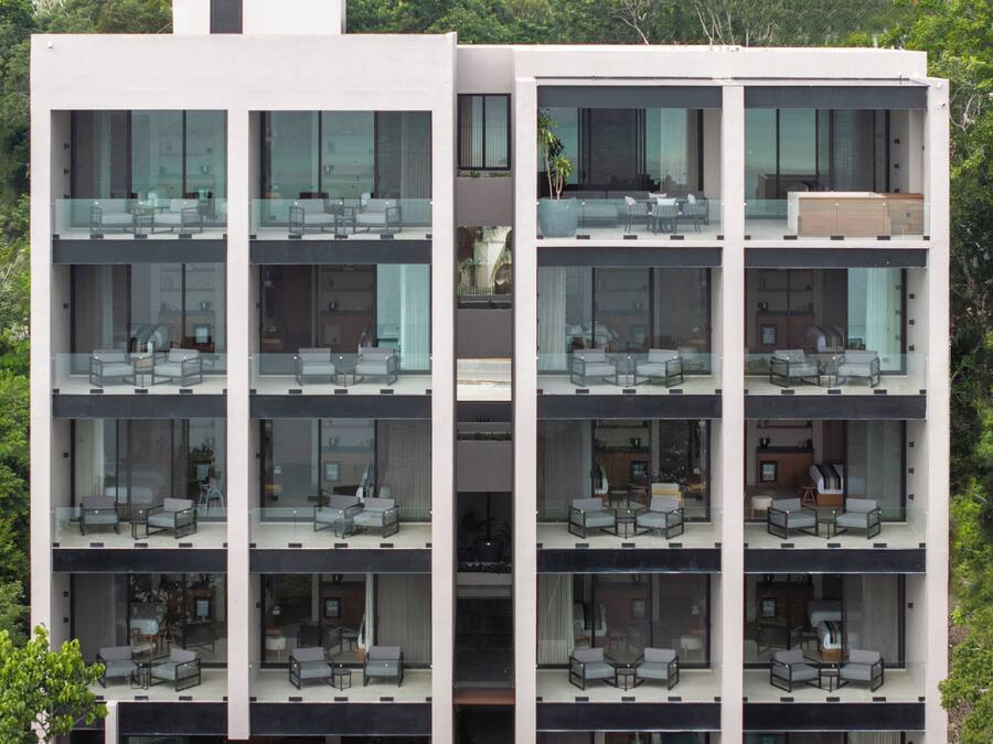 Een meerlaags hotel met balkons, grote ramen en een modern architectonisch ontwerp.