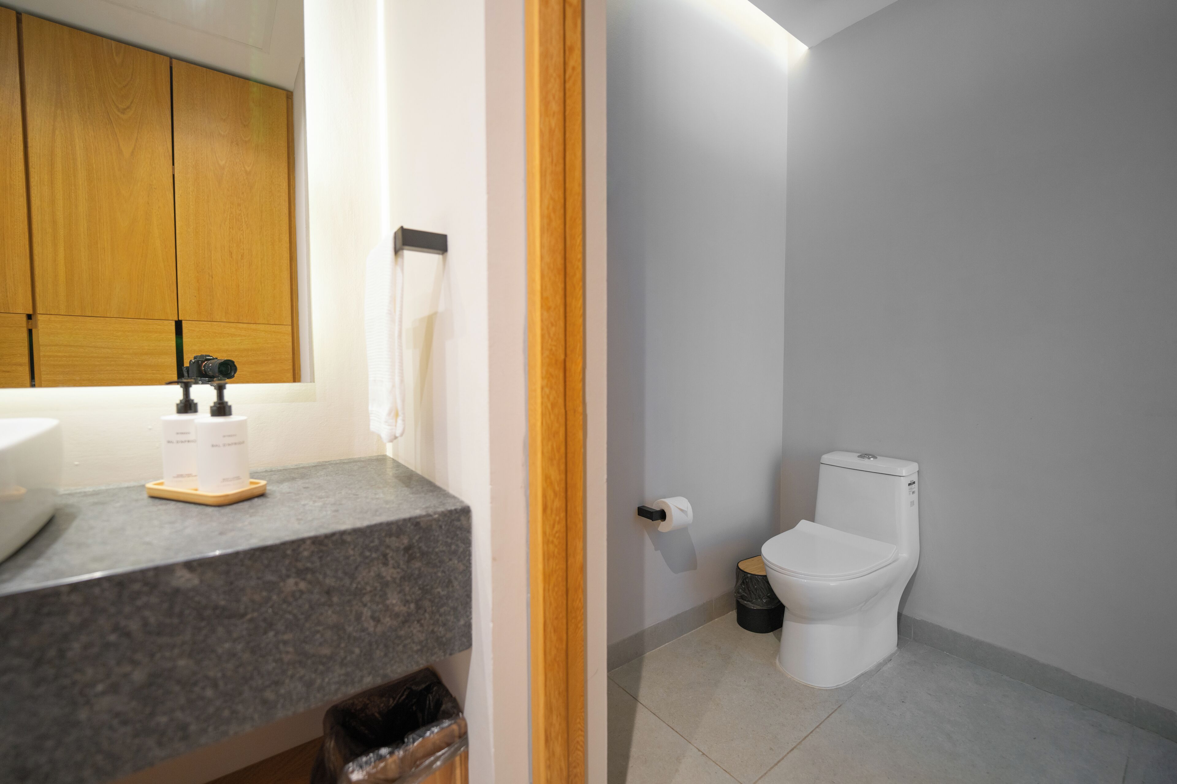 Ein Badezimmer mit Toilette, Waschbecken und Spiegel.