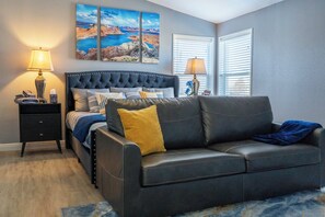 Smart TV - Large house with 2 Kings/Big backyard with games/Grill & fire pit/Dogs welcome (Page)