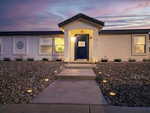 Exterior detail - Large house with 2 Kings/Big backyard with games/Grill & fire pit/Dogs welcome (Page)