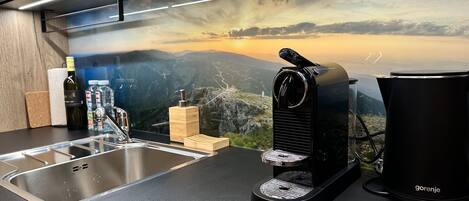 Kühlschrank, Mikrowelle, Ofen, Geschirrspüler