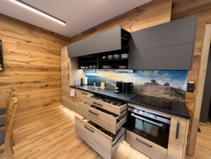 Kjøleskap, mikrobølgeovn, ovn og oppvaskmaskin