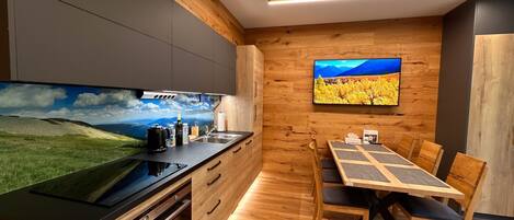 冷蔵庫、電子レンジ、オーブン、食器洗い機