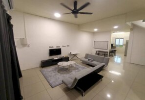 32-inch flat-screen TV with cable channels - SPOT ON 91018 Sunshine Bnb Concept Service (Ipoh)