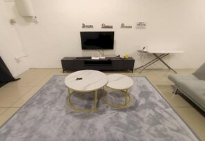 32-inch flat-screen TV with cable channels - SPOT ON 91018 Sunshine Bnb Concept Service (Ipoh)