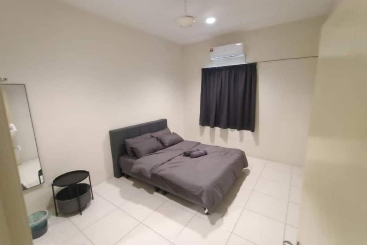 Standard Room | Ruang kerja komputer riba, cadar katil 