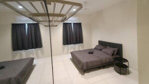 Quarto moderno com cama, mesa de cabeceira e ventoinha no teto.