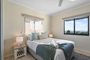 公寓 | 3 多间卧室、办公桌