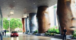 Property grounds - 2 BR unit W ICON w/ SPA, Infinity Pool & Gym! (Miami)