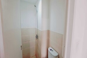 Standard Double Room | Bathroom | Shower, towels - Hotel O Apartemen Podomoro Golf View Victory Rooms (Gunung Putri)
