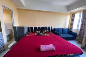 Standard Double Room | Free WiFi, bed sheets - Hotel O Apartemen Podomoro Golf View Victory Rooms (Gunung Putri)