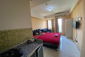 Free WiFi, bed sheets - Hotel O Apartemen Podomoro Golf View Victory Rooms (Gunung Putri)