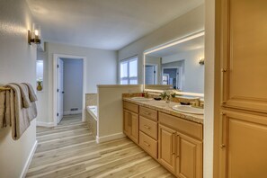 Suihku, poreamme, hiustenkuivaaja, sampoo