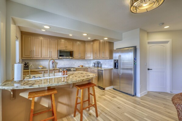 Fridge, microwave, dishwasher, coffee/tea maker - Lakefront, Fireplace, Large Deck, Yard & Dock. Mins from Uptown Dining & Trails! (Pagosa Springs)