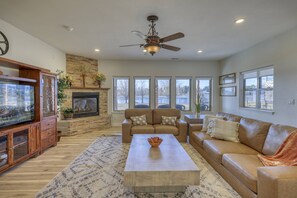 Smart TV, fireplace