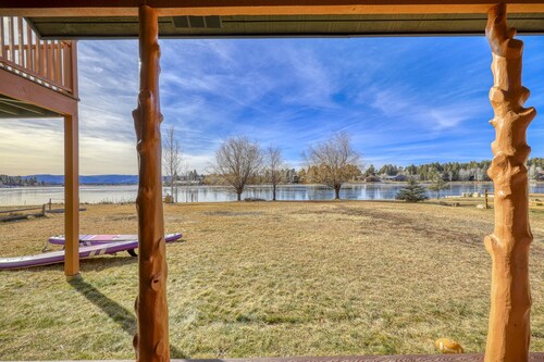 Lakefront, Fireplace, Large Deck, Yard & Dock. Mins from Uptown Dining & Trails!