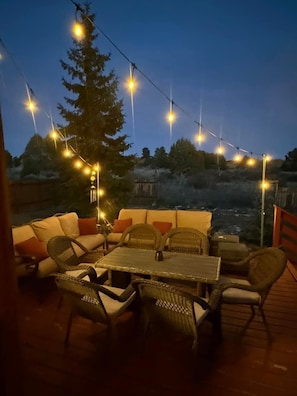Outdoor dining - Private Log Cabin; Pond, Hot tub, Star Gazing, Shuffle Board, Sauna (Hesperus)