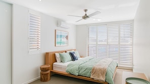 3 bedrooms, iron/ironing board, WiFi, bed sheets - Hillview Unit 5 Overlooking Kirra Hill towards Coolangatta & Greenmount Beach with Wi-Fi Inc. (Coolangatta)