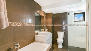 Shower - Hillview Unit 5 Overlooking Kirra Hill towards Coolangatta & Greenmount Beach with Wi-Fi Inc. (Coolangatta)