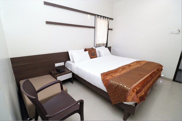 Executive Double Room, City View | Living area | 32-inch LED TV with satellite channels - Hotel Girnar (Chhatrapati Sambhajinagar)