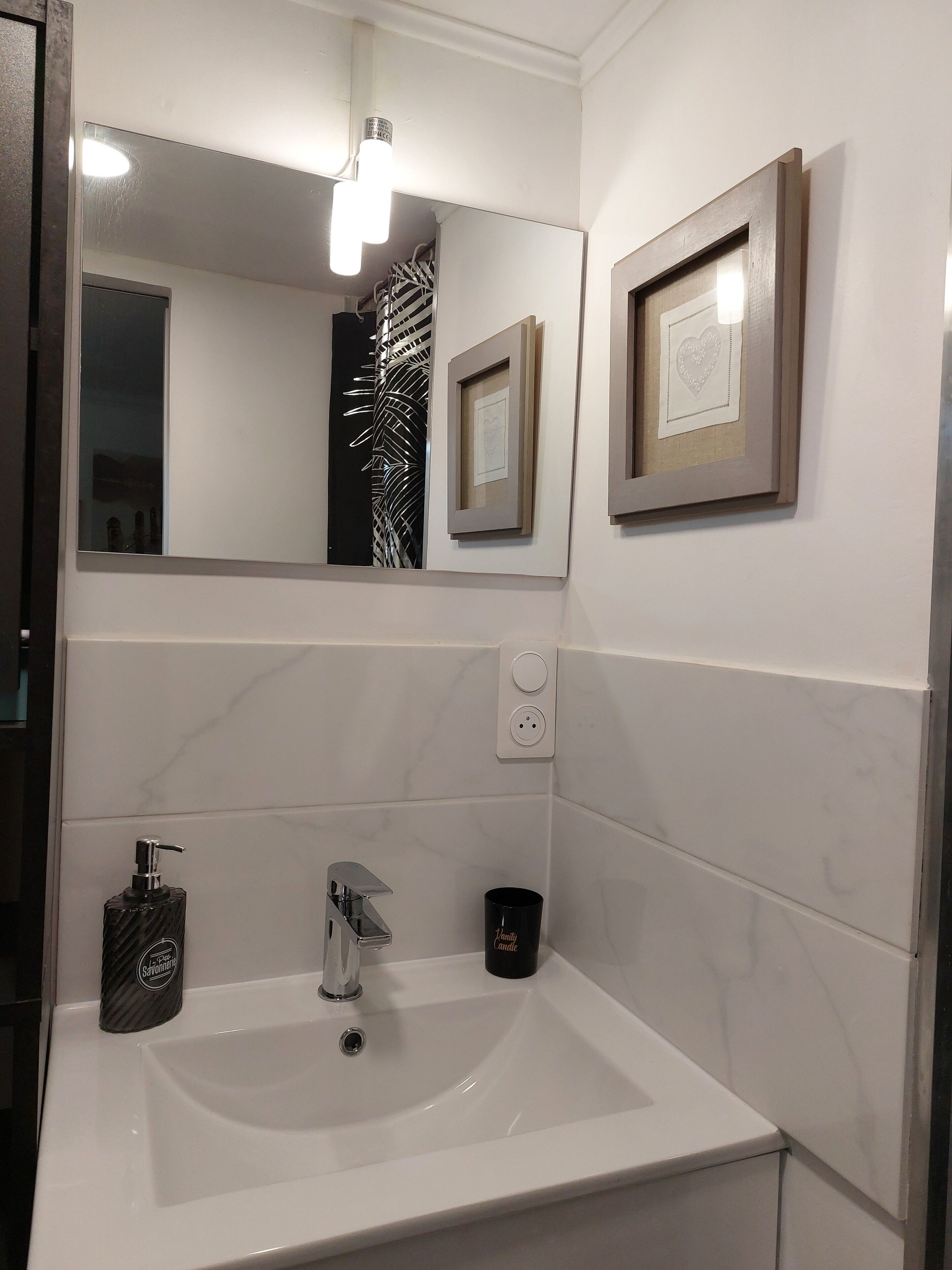 Een douche, handdoeken, zeep, shampoo