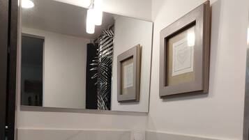 Douche, serviettes fournies, savon, shampoing