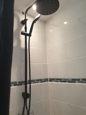 Dusche, Handtücher, Seife, Shampoo