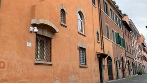 A narrow cobblestone street lined with historic buildings featuring arched windows and balconies. - Suites in Rome 2 - Appartament (Roma)