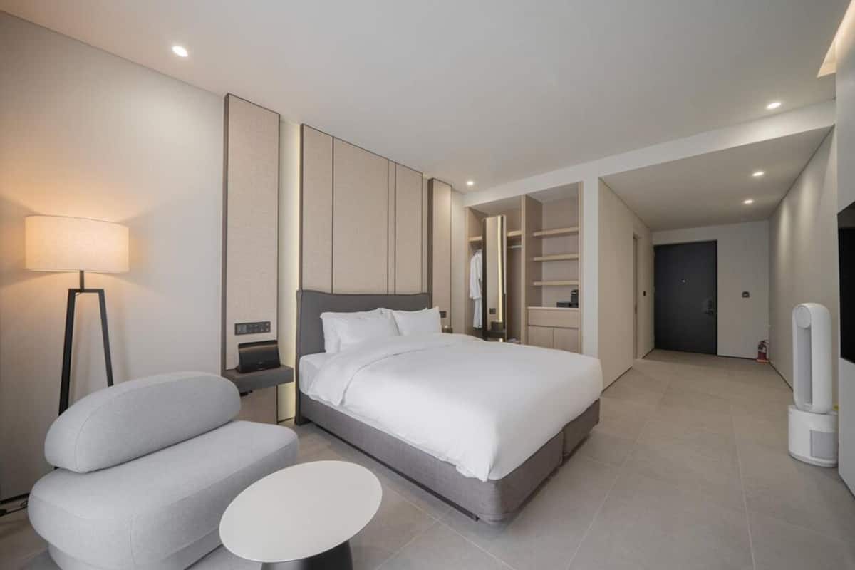 Caja fuerte, cortinas opacas, sistema de insonorización y wifi gratis