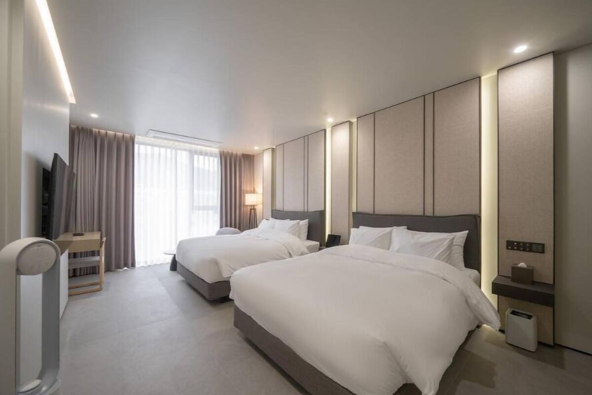 PREMIER POOL SUITE-FAMILY DOUBLE TWIN (include B.F & Heated Pool) | 房內夾萬、遮光窗簾/窗簾、隔音、免費 Wi-Fi