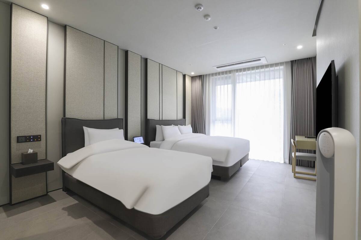 PREMIER-FAMILY TWIN (include B.F & Heated Pool) | 房內夾萬、遮光窗簾/窗簾、隔音、免費 Wi-Fi