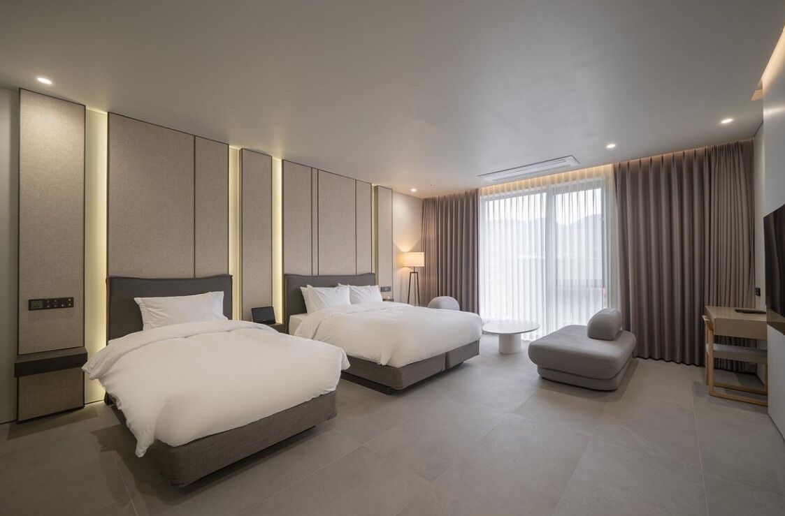 PREMIER SUITE-FAMILY TWIN (include B.F & Heated Pool) | Safe på rommet, blendingsgardiner, lydisolert og wi-fi (inkludert)