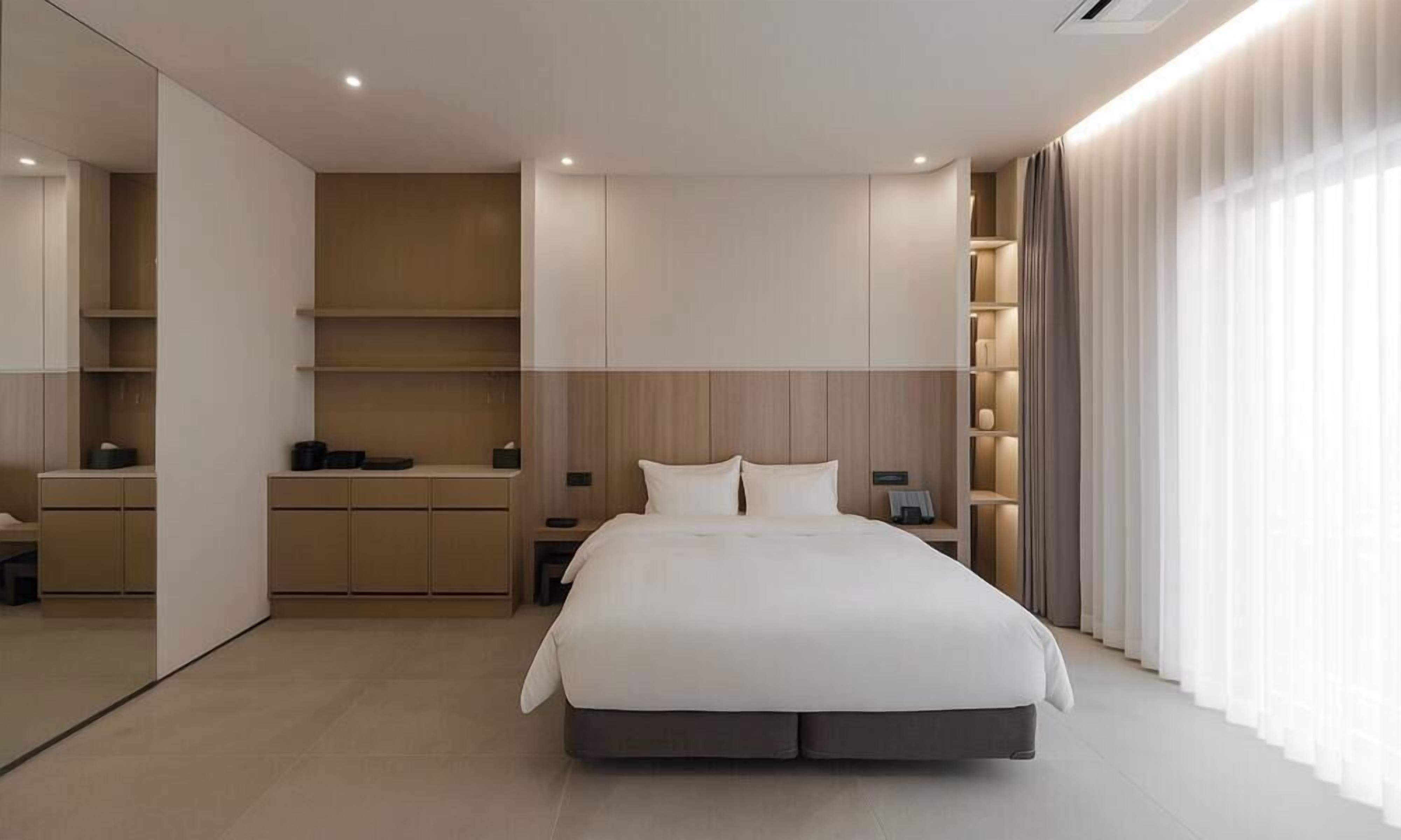 PENTHOUSE-FAMILY DOUBLE TWIN (include B.F & Heated Pool) | Una cassaforte in camera, tende oscuranti, insonorizzazione