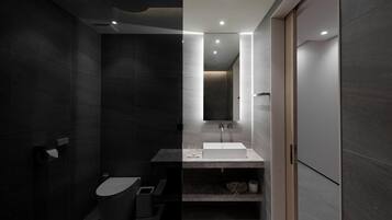 Un baño moderno con una pared de azulejos oscuros, un lavabo blanco, un espejo y un inodoro.
