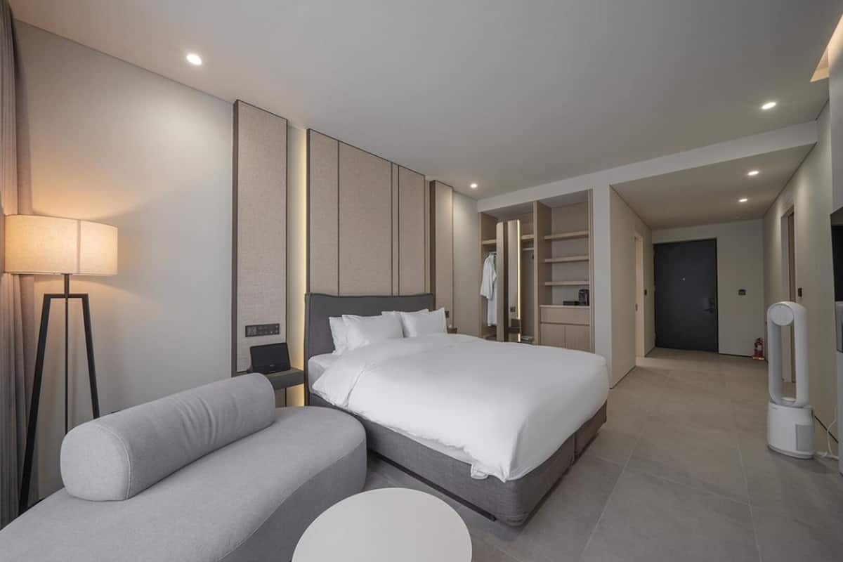 PREMIER-KING (include B.F & Heated Pool) | Caja fuerte, cortinas opacas, sistema de insonorización y wifi gratis