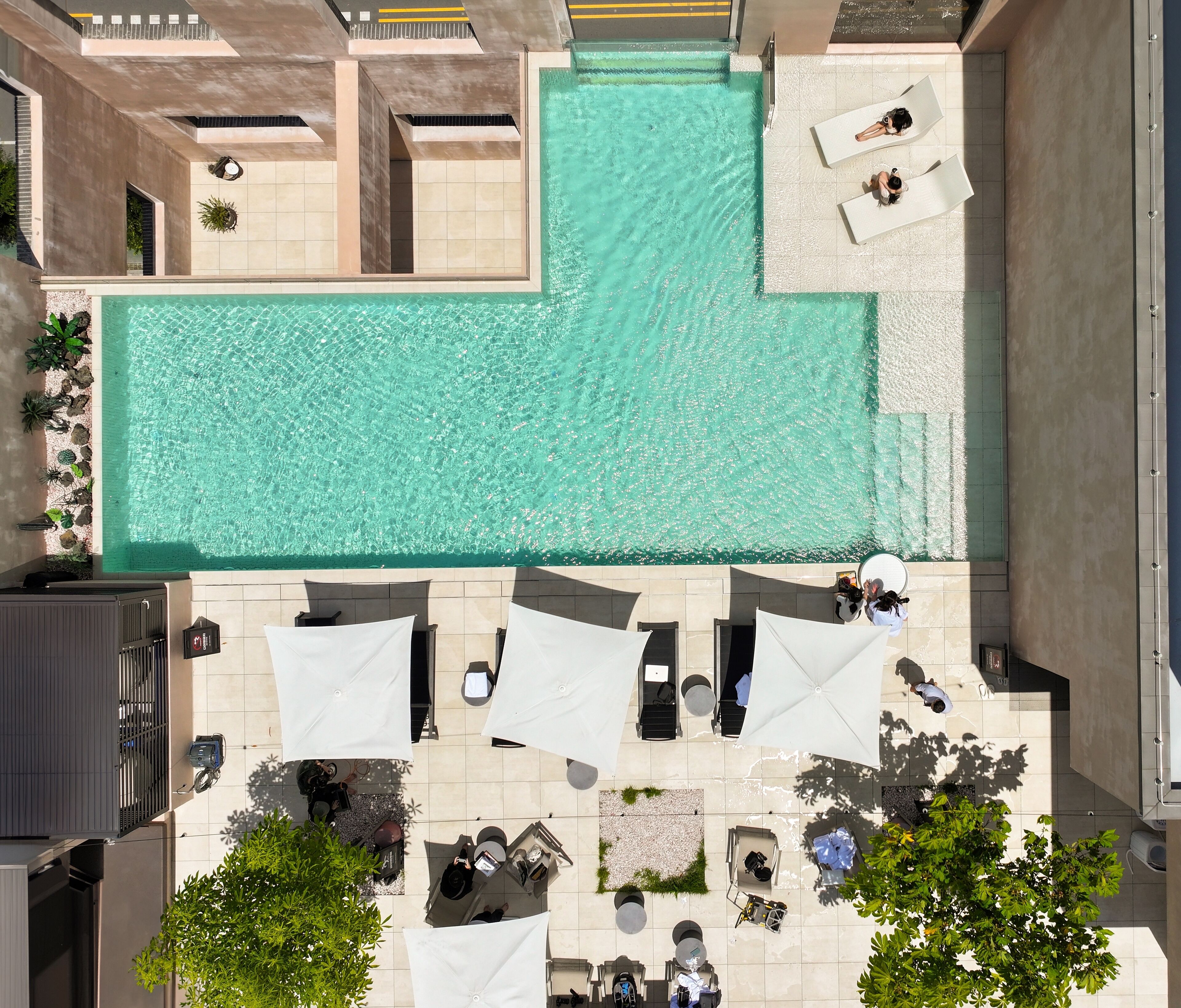 Una piscina al aire libre